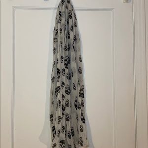 Scarf - White with black skulls